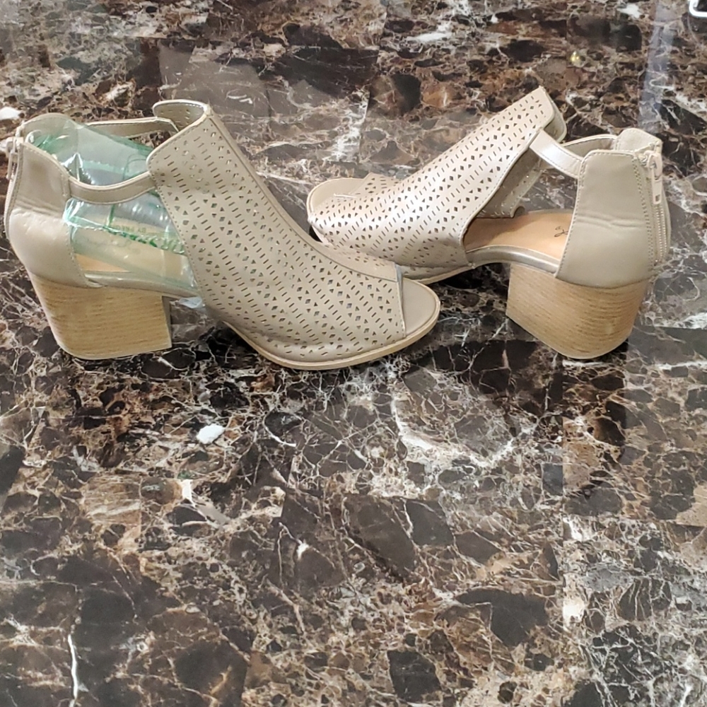 Women's heeled sandals